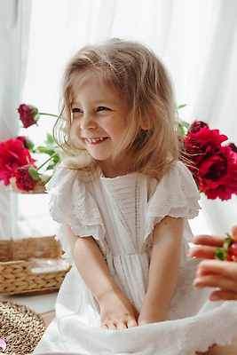 포토 JPG 해외이미지 원피스 여자 꽃 행복 어린이 한명 상반신 금발 창가 모란 소녀한명만 해외202309 해외포토 식물 1 헤어스타일 옷 감정 창문 사람 여자한명만 소녀만 파일형식