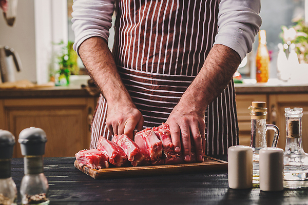 포토 JPG 해외이미지 손 남자 조각 단면 생고기 요리 한명 상반신 성인 앞치마 자르기 식칼 나무도마 성인남자한명만 해외202309 해외포토 1 모션 주방용품 도마 육류 사람 목재 신체부위 남자한명만 성인남자만 파일형식