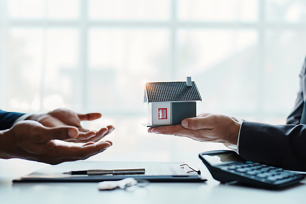 포토 JPG 해외이미지 손 비즈니스 부동산 주택 들기 신체부위 모형 거래 계산기 중개인 계약 주기 문서 계약서 해외202309 해외포토 직업 모션 문구용품 사람 건물 장비 재산 파일형식