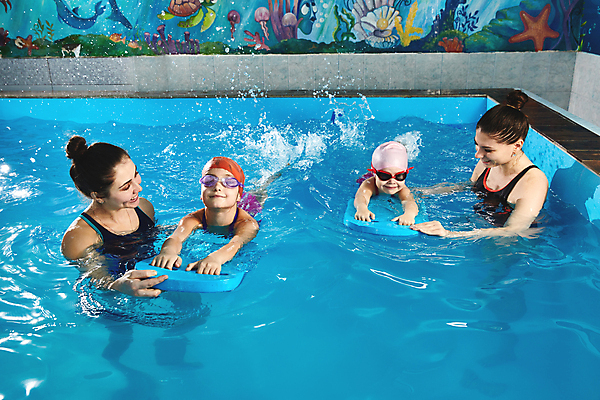 포토 JPG 해외이미지 백인 여자 수영복 어린이 스포츠 수업 수영장 여러명 상반신 성인 앞모습 옆모습 교사 수영 가르침 물안경 수영용품 수영모 수영강습 여자만 해외202309 해외포토 서양인 직업 옷 교육 스포츠용품 뷰포인트 다수 사람 수상스포츠 파일형식