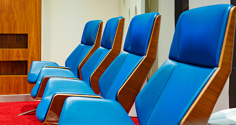 포토 JPG 해외이미지 가구 컨셉 의자 회사 비즈니스 회의 실내 사람없음 목재 파란색 사무실 가죽 상업 안락의자 부드러움 객석 줄서기 비어있는 해외202309 해외포토 나무 컬러 생활용품 재료 모션 내부 감각 파일형식