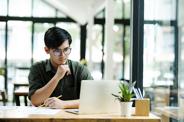 포토 JPG 해외이미지 직업 학생 컨셉 생각 비즈니스 노동자 스트레스 피곤 한명 사람 사무실 고통 슬픔 업무 작업 비즈니스맨 실패 좌절 계획 종업원 분석 고민 두통 패배 문제 긴장 회계 빚 계좌 과로 심각 압력 우울증 위기 프리랜서 회계사 해외202309 해외포토 1 남자 감정 금융 경제 직장인 질병 파일형식