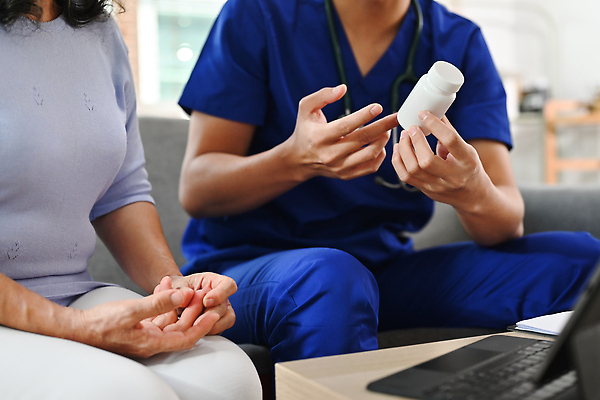 포토 JPG 해외이미지 여자 노년 남자 청진기 설명 들기 앉기 상반신 성인 두명 소파 태블릿 진료 키보드 약병 처방 성인만 해외포토 의자 의학 의료기기 모션 사람 전자제품 스마트기기 약 병_담는 파일형식