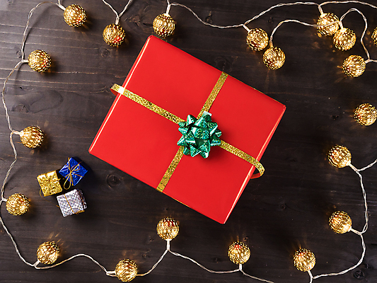 포토 JPG 해외이미지 리본 크리스마스장식 크리스마스 사람없음 선물상자 하이앵글 오브젝트 알전구 나무배경 해외202309 해외포토 기념일 뷰포인트 백그라운드 전구 선물 상자 파일형식