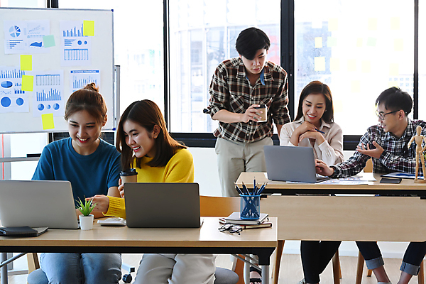 포토 JPG 해외이미지 여자 남자 화초 비즈니스 창문 회의 함께함 앉기 여러명 상반신 성인 옆모습 노트북 연필 공책 턱괴기 비즈니스맨 비즈니스우먼 그룹 책상 직원 연필꽂이 화이트보드 테이크아웃 성인만 해외202309 해외포토 식물 뷰포인트 가구 다수 컨셉 모션 문구용품 학용품 사람 전자제품 필기구 직장인 파일형식