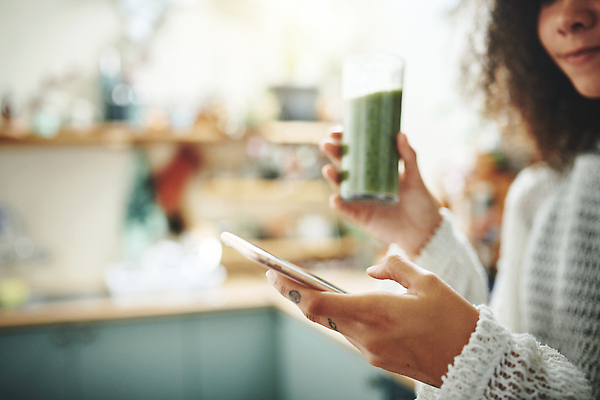 포토 JPG 해외이미지 라이프스타일 긴머리 웰빙 여자 인터넷 다이어트 텍스트 통신 아침 모바일 실내 건강 한명 인종 성인 일상 물 스마트폰 핸드폰 학습 인테리어 활발 마시기 신선 메시지 연결 전화기 미녀 건강식 남아프리카 스무디 여자한명만 디톡스 해외202309 해외포토 주간 자연요소 1 헤어스타일 디자인 교육 음료 음식 컨셉 모션 아프리카 사람 내부 라이프 생활 전자제품 스마트기기 미인 여자만 파일형식