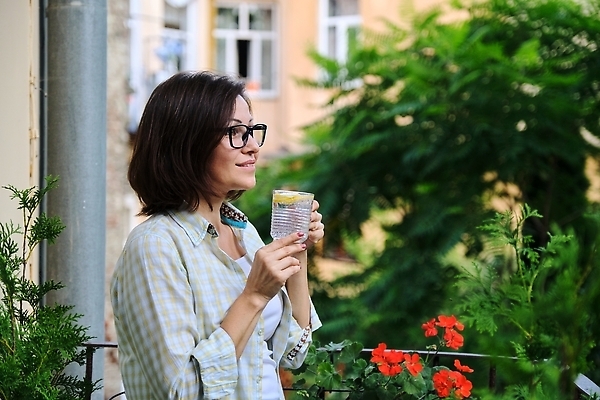 포토 JPG 해외이미지 백인 라이프스타일 손 여자 행복 얼굴 음료 음식 조각 40대 중년 다이어트 과일 유리 아침 귤 건강 한명 사람 성인 물 뷰티 신선 잡기 칵테일 액체 중앙 맛 레몬 레모네이드 상쾌 유기농 내추럴 카피스페이스 디톡스 해외202309 해외포토 주간 자연요소 서양인 1 웰빙 감정 컨셉 모션 재질 주류 생활 신체부위 공백 에이드 파일형식