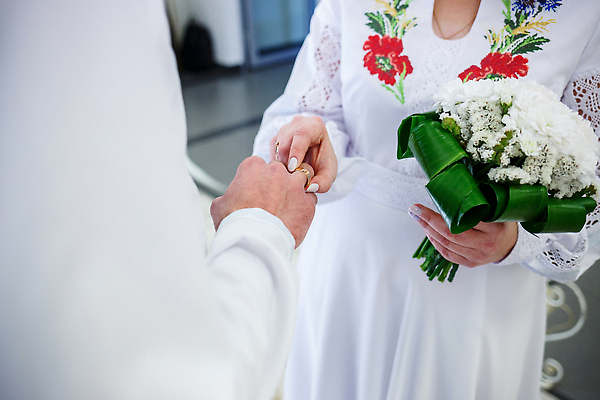 포토 JPG 해외이미지 여자 남자 부케 웨딩드레스 결혼식 들기 상반신 성인 두명 앞모습 뒷모습 손잡기 결혼반지 신랑신부 성인만 해외202309 해외포토 드레스 신부_웨딩 뷰포인트 꽃다발 신랑 결혼 모션 사람 반지 파일형식