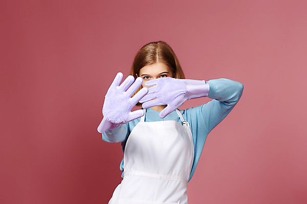 포토 JPG 해외이미지 여자 한명 상반신 성인 앞모습 앞치마 청소 손내밀기 준비 고무장갑 얼굴가리기 성인여자한명만 해외202309 해외포토 1 뷰포인트 장갑 사람 손짓 가림 고무 여자한명만 성인여자만 파일형식