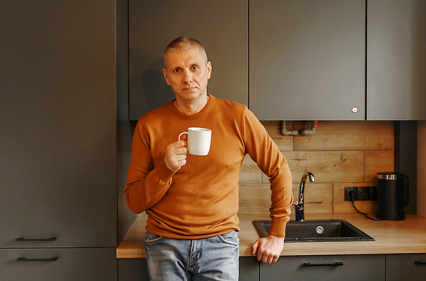 포토 JPG 해외이미지 백인 1 라이프스타일 응시 남자 행복 음료 백그라운드 겨울 오렌지 비즈니스 아침 휴식 주택 실내 따뜻함 한명 미소 사람 성인 컵 카메라 주방 기쁨 머그컵 가을 잡기 비즈니스맨 뜨거움 차 긍정 혼자 해외202309 해외포토 주간 서양인 식기 시선 계절 감정 컨셉 과일 모션 표정 내부 건물 생활 전자제품 직장인 파일형식