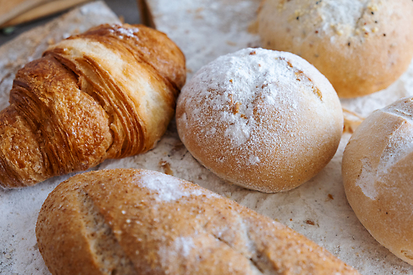 포토 JPG 해외이미지 전통 음식 다이어트 탁자 건강 사람없음 목재 주방 식사 빵집 껍질 시골 신선 뜨거움 그룹 황금 맛 아침식사 바게트 상품 낟알 시리얼 밀 굽기 먹기 유기농 밀가루 모음 덩어리 내추럴 구성 번 제빵사 페스츄리 핸드메이드 호밀 많음 귀리 맛있는 해외202309 해외포토 나무 직업 웰빙 빵 가구 컨셉 재료 모션 곡류 한글 상점 가루 구이 파일형식