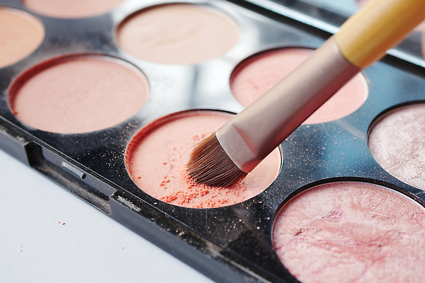 포토 JPG 해외이미지 직업 손 여자 얼굴 분홍색 패턴 장신구 그림자 사람없음 장식 빛 세트 컬러풀 뷰티 유행 페인트 화장품 흰색 도구 붓 화려 팔레트 상품 가루 볼터치 수집 피부 묘사 질감 만들기 스킨케어 돌봄 신청 슬로모션 해외202309 해외포토 컬러 컨셉 무늬 모션 촬영기법 사람 신체부위 화장 파일형식