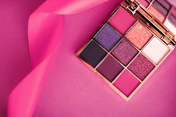포토 JPG 해외이미지 리본 사람없음 화장품 화려 팔레트 오브젝트 눈화장 아이섀도 섀도우팔레트 분홍색배경 해외포토 분홍색 백그라운드 컨셉 화장 뷰티 파일형식