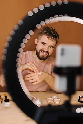 포토 해외이미지 남자 중년 전등 실내 한명 상반신 앞모습 스마트폰 화장 화장용품 방송 화장대 과정 리뷰 소셜네트워크 중년남자한명만 크리에이터 뷰티크리에이터 1인미디어 영상촬영 해외202309 해외포토 직업 1 뷰포인트 가구 컨셉 조명 사람 성인 내부 핸드폰 스마트기기 뷰티 촬영 미용용품 남자한명만 중년남자만 파일형식