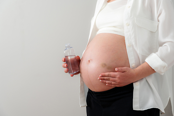 포토 JPG 해외이미지 손 여자 어린이 신체 엄마 사람없음 치료 스트레칭 화장품 임산부 임신 아기 점 항아리 기다림 닫기 컨테이너 피부 크림 주사약 돌봄 착용 카피스페이스 해외202309 해외포토 산업 의학 가족 모션 사람 신체부위 운동 뷰티 약 공백 도자기 파일형식