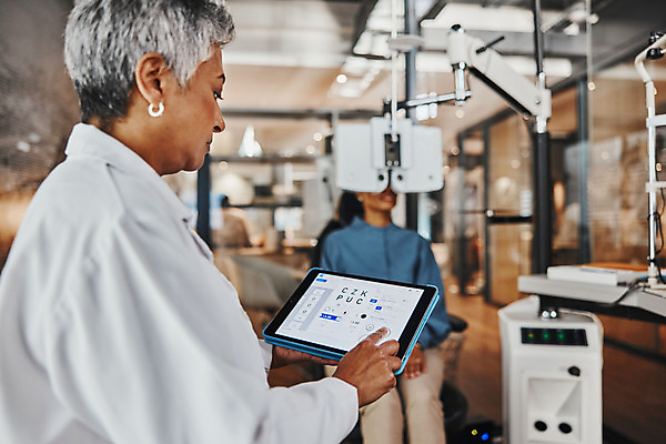 포토 JPG 해외이미지 여자 중년 들기 앉기 상반신 성인 두명 앞모습 옆모습 태블릿 기계 환자 측정 상담 안경점 검안사 여자만 해외202309 해외포토 직업 뷰포인트 의학 모션 사람 전자제품 스마트기기 상점 파일형식 안경사