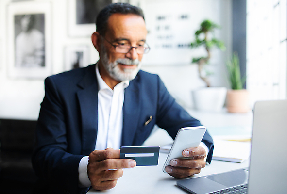 포토 JPG 해외이미지 노년 남자 화분 한명 들기 앉기 정장 상반신 앞모습 노트북 실버라이프 스마트폰 사무실 업무 비즈니스맨 신용카드 소프트포커스 책상 실버취업 노인남자한명만 해외202309 해외포토 1 라이프스타일 옷 뷰포인트 가구 비즈니스 모션 촬영기법 사람 성인 금융 전자제품 핸드폰 스마트기기 구직 작업 직장인 남자한명만 노인남자만 파일형식