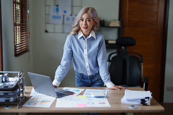 포토 JPG 해외이미지 직업 손 종이 백그라운드 컨셉 돈 회사 비즈니스 한명 내부 가로 금융 경제 숫자 동전 비즈니스우먼 확대 구매 상담원 분석 명상 보고서 문서 투자 수익 시트 회계 빚 계좌 세금 수입 제어 프로젝트 회계사 해외202309 해외포토 문자 1 여자 사람 신체부위 쇼핑 직장인 사무원 재산 파일형식