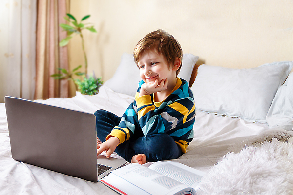 포토 JPG 해외이미지 백인 학생 교육 행복 어린이 남학생 인터넷 비즈니스 통신 학교 수업 거리 주택 실내 건강 한명 사람 소년 취미 노트북 학습 스터디 컴퓨터 디지털 공책 웹 시험 침대 보호 사이버 신학기 온라인 개발 고립 돌봄 온라인강의 취침시간 가상 네트워킹 코로나바이러스 해외202309 해외포토 서양인 1 남자 감정 가구 컨셉 모션 문구용품 내부 건물 전자제품 네트워크 바이러스 강의 파일형식 언택트