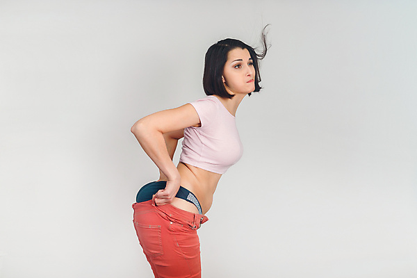 포토 JPG 해외이미지 모양 여자 신체 다이어트 바지 건강 한명 사람 성인 숫자 힘 흰색 잡기 몸무게 큼 번개 엉덩이 비만 쇼 치수 당나귀 돌봄 적자 셀룰라이트 해외202309 해외포토 문자 1 컬러 모션 하의 날씨 신체부위 말_동물 크기 몸매 파일형식