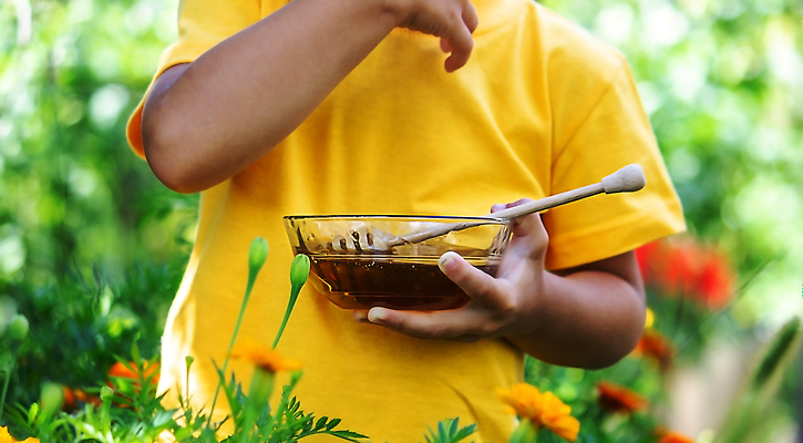 포토 JPG 해외이미지 전통 꽃 행복 얼굴 어린이 음식 백그라운드 겨울 꽃무늬 과일 디저트 주택 건강 관리 사랑 사람없음 치료 뷰티 추위 수확 흰색 시골 아기 달콤 맛 핥기 먹기 유기농 질감 포트 꿀 내추럴 아카시아 숙성 많음 카피스페이스 혜택 해외202309 해외포토 나무 식물 웰빙 계절 감정 컬러 컨셉 무늬 농업 의학 모션 사람 건물 신체부위 공백 파일형식