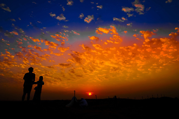 포토 JPG 해외이미지 실루엣 모래 그림자 사람 사람없음 일몰 새벽 사막 저녁 모래언덕 그라데이션 아랍에미리트 두바이 해외202309 해외포토 자연요소 중동 촬영기법 노을 야간 언덕 파일형식