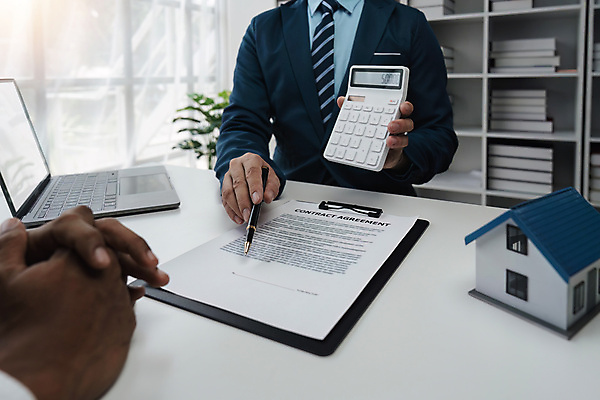 포토 JPG 해외이미지 여자 남자 종이 돈 비즈니스 사업가 성공 열쇠 부동산 아파트 주택 관리 사람 두명 금융 사무실 판매 거래 재산 구매 중개인 고객 계약 투자 서명 보험 대여 대출 렌탈 부동산중개인 진짜 소유 해외202309 해외포토 직업 컨셉 건물 경제 쇼핑 파일형식