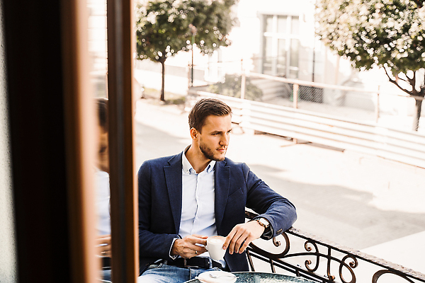 포토 JPG 해외이미지 백인 1 라이프스타일 남자 행복 커피 음료 포즈 비즈니스 탁자 아침 수염 한명 사람 앉기 정장 성인 컵 여름 식당 카페 잡기 도시 업무 비즈니스맨 해외202309 해외포토 주간 서양인 식기 옷 계절 감정 가구 모션 생활 상점 작업 직장인 파일형식