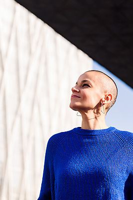 포토 JPG 해외이미지 1 라이프스타일 헤어스타일 응시 여자 하늘 한명 미소 사람 성인 가로 머리 믿음 힘 도시 결심 대머리 개성 전사 반항 독립 지능 스타일 해외202309 해외포토 시선 감정 컨셉 모션 표정 생활 신체부위 파일형식