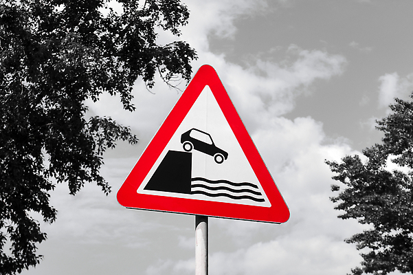 포토 JPG 해외이미지 호수 여행 교통시설 자동차 경고 안전 사람없음 빨간색 물 강 운전 정보 떨어짐 강가 위험 충돌 심볼 속도 도로표지판 조심 그만 주목 해외202309 해외포토 자연요소 도로 육상교통 컬러 교통 컨셉 모션 표지판 시설 파일형식