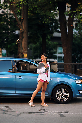 포토 JPG 해외이미지 백인 1 라이프스타일 응시 여자 행복 유럽 백그라운드 거리 갈색머리 한명 서기 미소 사람 야외 여름 노트북 컴퓨터 뷰티 공책 마시기 잡기 도시 업무 작업 혼자 스타일 해외202309 해외포토 서양인 헤어스타일 시선 계절 감정 나라 모션 문구용품 표정 생활 전자제품 파일형식