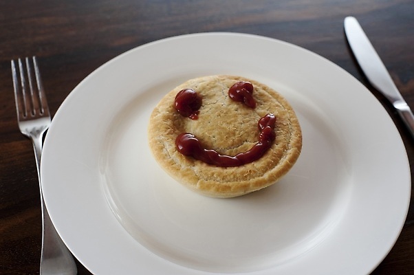 포토 JPG 해외이미지 접시 얼굴 음식 패턴 육류 사람없음 빵집 굽기 서빙 점심식사 입가심 페스츄리 해외202309 해외포토 식기 빵 무늬 식재료 신체부위 상점 식사 구이 파일형식