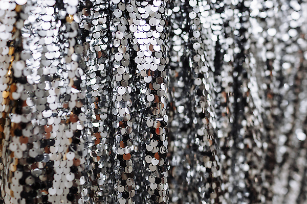 포토 JPG 해외이미지 디자인 드레스 컬러 백그라운드 크리스마스 패턴 벽지 추상 사람없음 장식 빛 반짝임 반사 파티 유행 금속 어둠 회색 흰색 직물 원형 화려 센터 고급 닫기 은색 작음 질감 복고 디스코 머리위 해외202309 해외포토 도형 옷 기념일 음악 컨셉 무늬 모션 재질 이벤트 춤 크기 파일형식