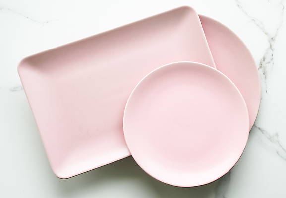 포토 JPG 해외이미지 접시 분홍색 식탁 사람없음 사각형 원형 대리석 해외202309 해외포토 도형 식기 컬러 재료 탁자 파일형식