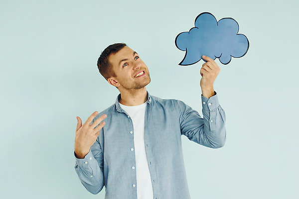 포토 JPG 해외이미지 서양인 남자 말풍선 한명 들기 상반신 성인 앞모습 팻말 구름모양 성인남자한명만 카피스페이스 해외202309 해외포토 모양 외국인 1 뷰포인트 모션 프레임 사람 공백 남자한명만 성인남자만 파일형식 구름_자연