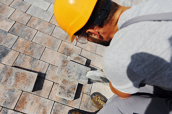 포토 JPG 해외이미지 남자 건축 바닥 작업복 숙이기 공사 한명 상반신 성인 뒷모습 건설현장 작업 보행로 톱 톱질 화강암 성인남자한명만 건설근로자 해외202309 해외포토 직업 1 옷 길 뷰포인트 포즈 모션 건설업 사람 암석 공구 남자한명만 성인남자만 파일형식