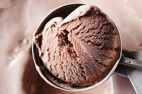 포토 JPG 해외이미지 음식 공 아이스크림 종류 사람없음 여름 갈색 초콜릿 냉동 얼음 추위 신선 사발 달콤 국자 칼로리 망고 원뿔 해외202309 해외포토 자연요소 도형 계절 컬러 주방용품 디저트 사기그릇 맛 열대과일 파일형식