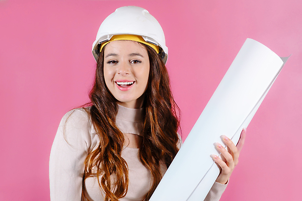 포토 JPG 해외이미지 스튜디오촬영 직업 학생 여자 감정 종이 분홍색 백그라운드 건축양식 갈색머리 한명 서기 미소 사람 성인 인테리어 작업 엔지니어 수리 계획 안전모 헬멧 건축가 만족 컨설턴트 상업 공학 건축업자 계약자 카피스페이스 해외202309 해외포토 1 헤어스타일 디자인 교육 건축 컬러 컨셉 모션 실내 표정 공백 기술자 전문직 안전장비 보호장비 계약 상담 파일형식