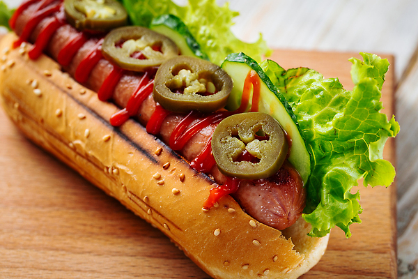 포토 JPG 해외이미지 음식 오이 치즈 패스트푸드 사람없음 가로 노란색 식당 식사 샐러드 신선 소시지 그릴 바비큐 케첩 먹기 토핑 핫도그 점심식사 목판 번 할라피뇨 해로움 해외202309 해외포토 빵 컬러 컨셉 채소 모션 고추 주방용품 유제품 상점 소스_음식 가공식품 인스턴트 파일형식