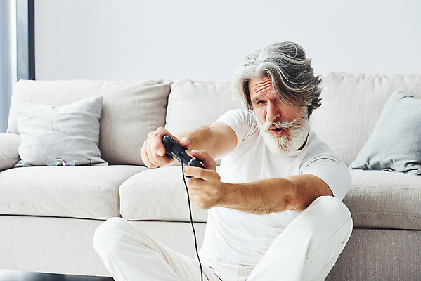 포토 JPG 해외이미지 백인 할아버지 노년 남자 여유 휴식 수염 실내 한명 앉기 상반신 앞모습 실버라이프 소파 게임 게임기 즐거움 주말 조이스틱 노인남자한명만 해외202309 해외포토 서양인 1 라이프스타일 감정 뷰포인트 컨셉 의자 모션 놀이 사람 성인 내부 남자한명만 노인남자만 파일형식