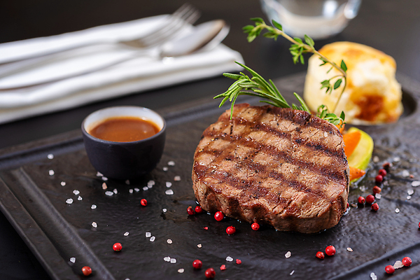 포토 JPG 해외이미지 잡화 음식 백그라운드 부분 육류 스테이크 요리 비프스테이크 사람없음 식당 검은색 식사 저녁식사 어둠 소고기 신선 뜨거움 맛 그릴 상품 수증기 바비큐 자르기 굽기 허브 허리 소금 버터 로즈메리 등심 맛있는 해외202309 해외포토 식물 컬러 컨셉 식재료 모션 주방용품 서양음식 신체부위 상점 구이 파일형식