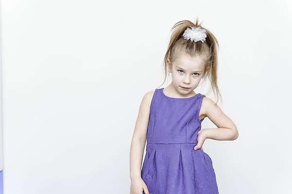 포토 JPG 해외이미지 백인 모델 1 라이프스타일 옷 여자 딸 행복 감정 유럽 얼굴 어린이 포즈 가족 놀이 휴가 한명 사람 파란색 게임 흰색 아기 작음 카피스페이스 해외202309 해외포토 서양인 나라 컬러 관계 생활 신체부위 공백 크기 파일형식