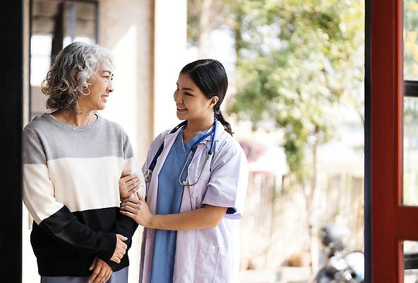 포토 JPG 해외이미지 식물 여자 노년 할머니 청진기 건강 병원 서기 상반신 성인 두명 옆모습 치료 마주보기 팔짱 환자 의사 도움 검사_조사 돌봄 여자만 해외202309 해외포토 뷰포인트 컨셉 의학 의료기기 모션 사람 의료진 파일형식