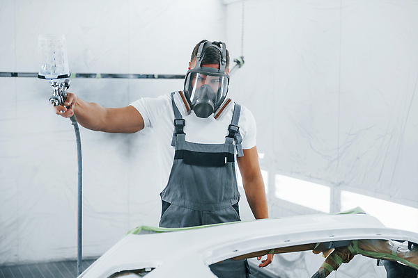 포토 JPG 해외이미지 남자 자동차 마스크 한명 들기 상반신 성인 앞모습 도구 작업 기술자 열정 정비공 도색 도색공 자동차정비 정비소 성인남자한명만 해외202309 해외포토 직업 1 감정 육상교통 뷰포인트 모션 사람 수리 남자한명만 성인남자만 파일형식