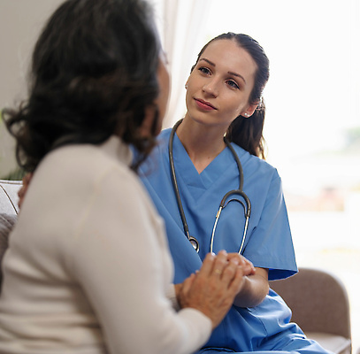 포토 JPG 해외이미지 여자 노년 할머니 창문 청진기 건강 병원 앉기 상반신 성인 두명 옆모습 치료 소파 마주보기 손잡기 환자 의사 도움 검사_조사 돌봄 여자만 해외202309 해외포토 뷰포인트 컨셉 의자 의학 의료기기 모션 사람 의료진 파일형식