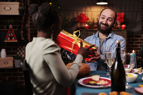 포토 JPG 해외이미지 여자 남자 행복 음식 크리스마스 가족 식탁 조명 함께함 대화 크리스마스선물 상반신 성인 두명 앞모습 뒷모습 선물상자 빛 파티 식사 샴페인 주기 연말 성인만 해외202309 해외포토 기념일 감정 뷰포인트 컨셉 관계 모션 탁자 주류 말하기 선물 사람 이벤트 상자 파일형식