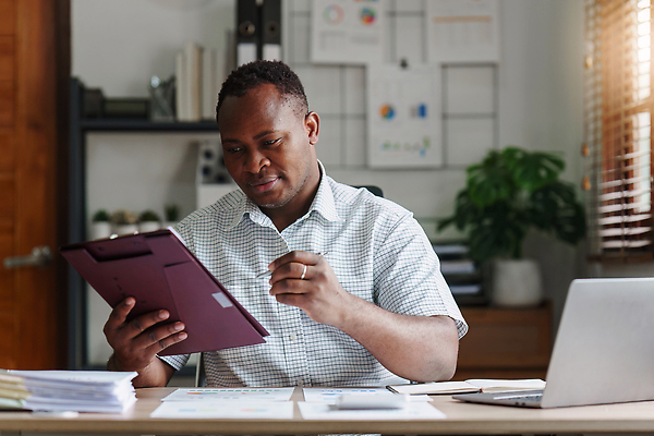 포토 JPG 해외이미지 직업 손 회사 비즈니스 통신 통계 성공 그래프 협력 설계 한명 미소 사람 금융 노트북 컴퓨터 사무실 디지털 계산기 정보 성장 업무 작업 비즈니스맨 계획 토론 종업원 분석 보고서 경영자 문서 투자 회계 경영 마케팅 자금 프로젝트 해외202309 해외포토 1 남자 컨셉 돈 문구용품 표정 신체부위 경제 전자제품 장비 직장인 리더 파일형식