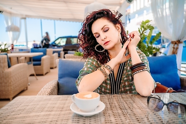 포토 JPG 해외이미지 모델 1 학생 라이프스타일 여자 행복 유럽 얼굴 백그라운드 비즈니스 휴식 관리 한명 미소 사람 성인 여름 뷰티 유행 식당 초콜릿 화장품 카페 정보 비즈니스우먼 네트워크 파마 우아함 무선전화기 피부 전자 내추럴 소셜 안락 해외202309 해외포토 헤어스타일 계절 감정 나라 컨셉 디저트 표정 생활 신체부위 상점 직장인 전화기 파일형식