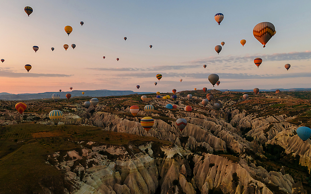 포토 JPG 해외이미지 주간 여행 하늘 휴가 산 카파도키아 사람없음 야외 관광지 일출 자유 열기구 기암괴석 언덕 해외202309 해외포토 자연요소 컨셉 항공교통 노을 바위_돌 파일형식 튀르키예