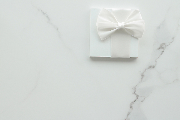 포토 JPG 해외이미지 리본 포장 사람없음 선물상자 한개 흰색 오브젝트 대리석 해외202309 해외포토 1 컬러 재료 선물 상자 파일형식